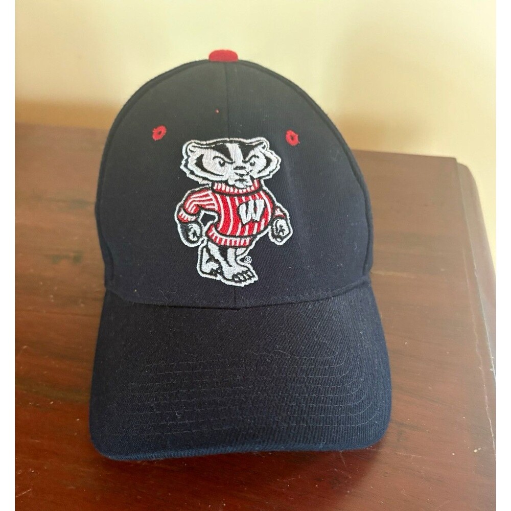 Zephyr Z-Fit Team Wisconsin Badgers Fitted Cap Hat Black Red Size M/L